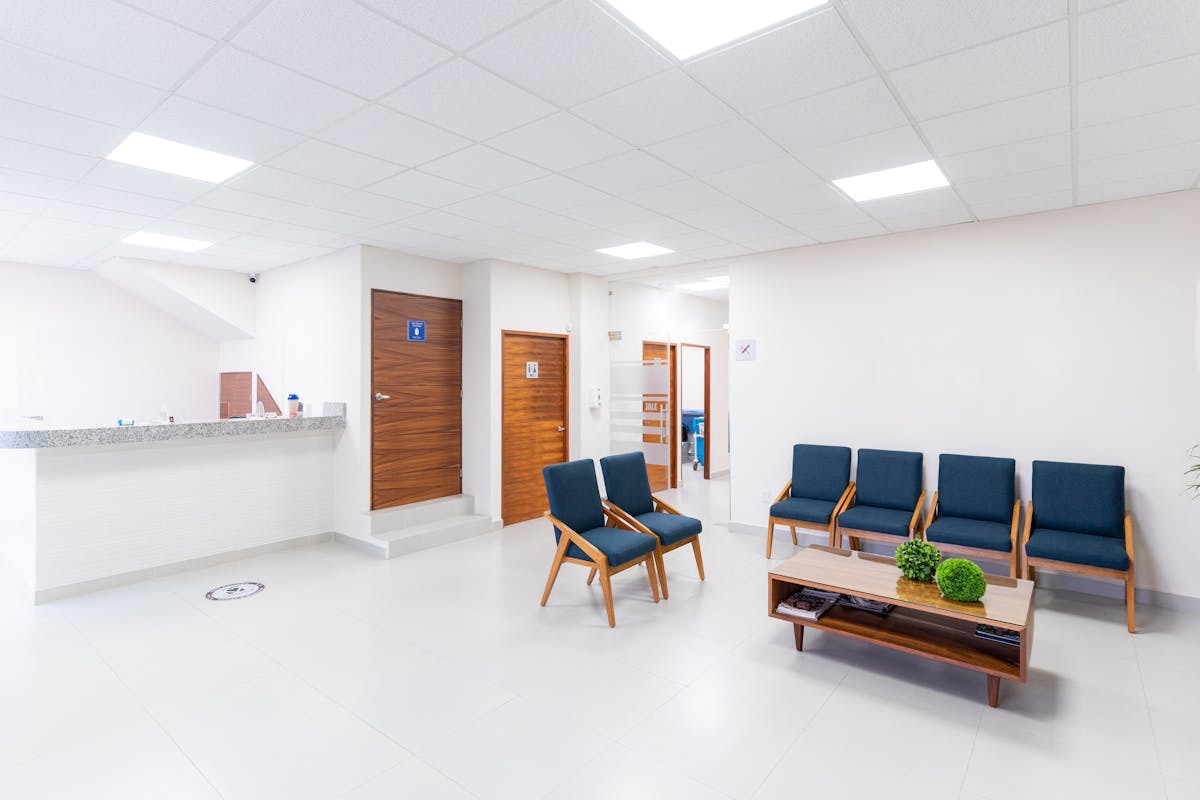 Clean medical office waiting room sanitized by Jard&oacute;n Pro Services